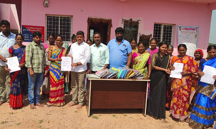 Gruhalakshmi Scheme Houses Bathukamma Sarees Distribution At Bugga Rajeshwari Th Gruhalakshmi Scheme Houses Bathukamma Sarees Distribution At Bugga Rajeshwari Th-TeluguStop.com