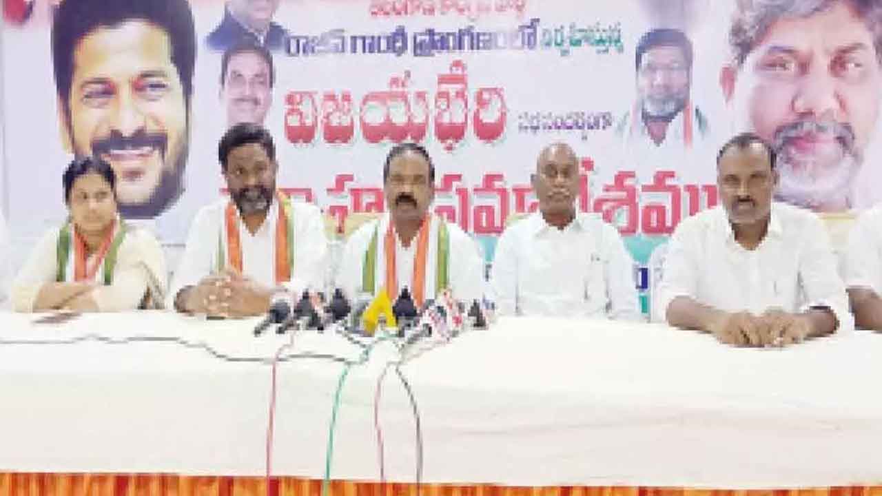  Brs Govt Distributing Public Money To Party Workers : Congress-TeluguStop.com