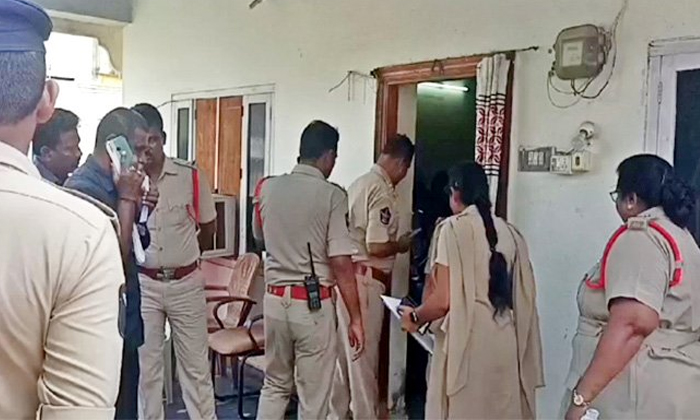 Shocking Incident Of Kadapa Head Constable Venkateshwarlu Details, Shocking Inci Shocking Incident Of Kadapa Head Constable Venkateshwarlu Details, Shocking Inci-TeluguStop.com