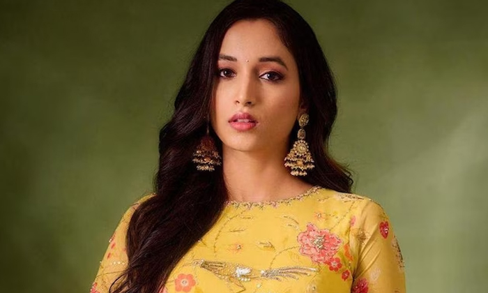  Srinidhi Shetty Finally Gets Two Offers , Srinidhi Shetty, Two Movie Offers, Tol-TeluguStop.com