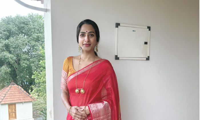  Surekha Vani With A Thali On Her Neck-TeluguStop.com