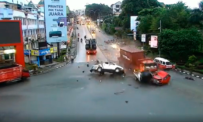 Truck Crashes Into Multiple Vehicles In Video Viral Details, East Kalimantan, In Truck Crashes Into Multiple Vehicles In Video Viral Details, East Kalimantan, In-TeluguStop.com