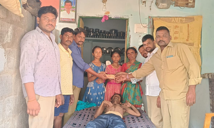  Union Members Financial Help To Fellow Driver In Suryapet, Union Members, Financ-TeluguStop.com