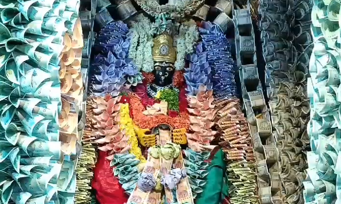  Vasavi Mata Decorated As Dhanalakshmi With One Crore Currency, Vasavi Mata , Dha-TeluguStop.com