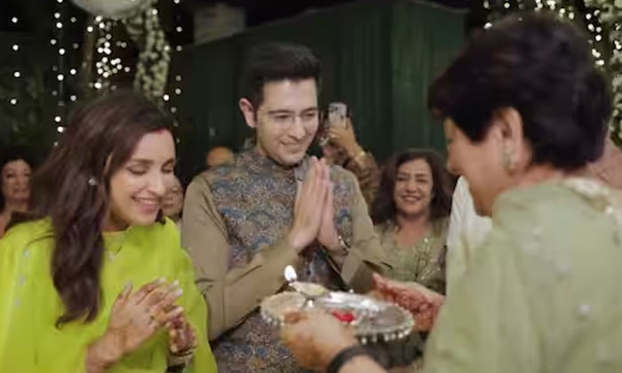  Grand Welcome To Parineeti Chopra At Raghav Chadha House Photos Goes Viral ,-TeluguStop.com