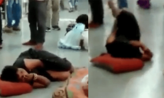  Woman Caught Doing Dirty Work In Railway Station Video Viral Details, Stripped ,-TeluguStop.com