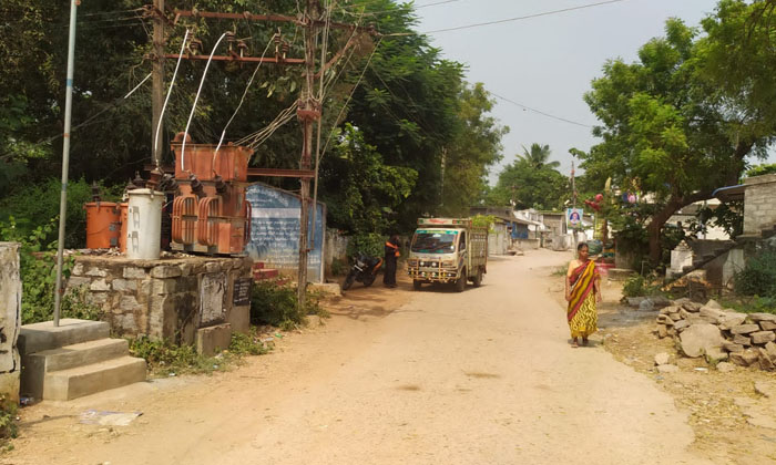  Transformer As A Danger Spot In The Middle Of School Panchayat Office-TeluguStop.com