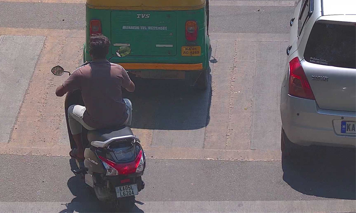  Bengaluru Miscreants Break Mirror Of Car Police Caught Culprits In Just Two Hour-TeluguStop.com