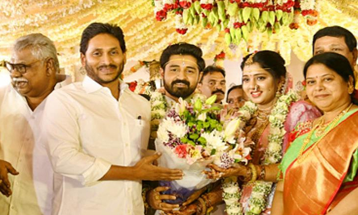  Cm Jagan Participated In Ycp Minister Jogi Ramesh Daughter Wedding Ceremony , Cm-TeluguStop.com