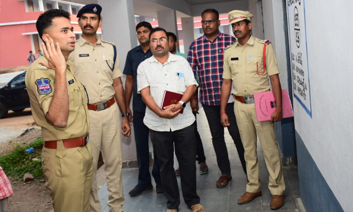  District Sp Akhil Mahajan Visited Critical Polling Centers, Rajanna Siricilla Di-TeluguStop.com