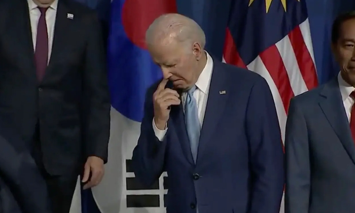 Joe Biden appeared on that stage with a confused look Video viralb