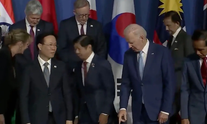 Joe Biden appeared on that stage with a confused look Video viralc