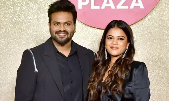  Manchu Manoj And Mounika Met Mukesh Ambani At His Mall Opening Event , Mukesh Am-TeluguStop.com