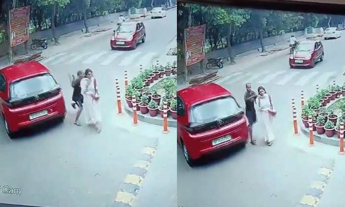 Mobile Snatching On The Road In Noida Video Viral Details, Viral Latest, News V Mobile Snatching On The Road In Noida Video Viral Details, Viral Latest, News V-TeluguStop.com