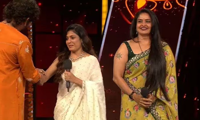 Telugu Bigg Boss, Mother, Nagarjuna, Pragathi, Priyanka Jain, Reel Mother, Tolly