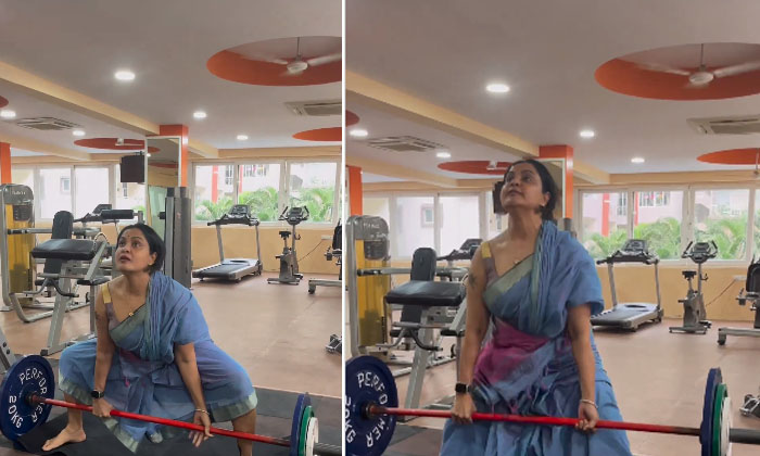  Actress Pragathi Shared Gymvideo In Saree Video Goes Viral, Pragathi, Gym Video,-TeluguStop.com