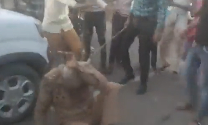  Protesters Crushed A Policeman On The Road In Up Shocking Video Viral , Up Polic-TeluguStop.com