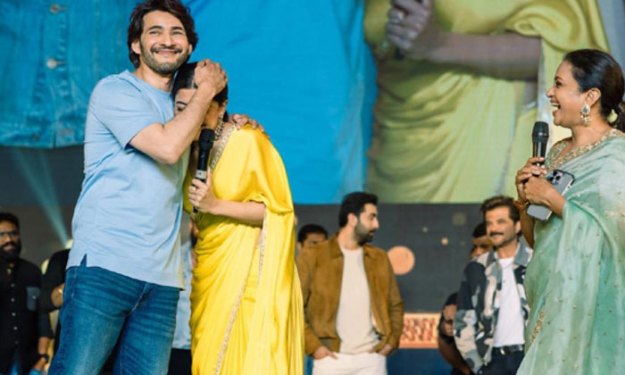  Anchor Suma With Ashmika Mahesh Babu At Animal Pre Release Event, Rashmika, Ranb-TeluguStop.com