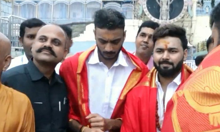  Indian Cricketers Visit Tirumala , Rishabh Pant , Axar Patel , Tirumala , Sp-TeluguStop.com