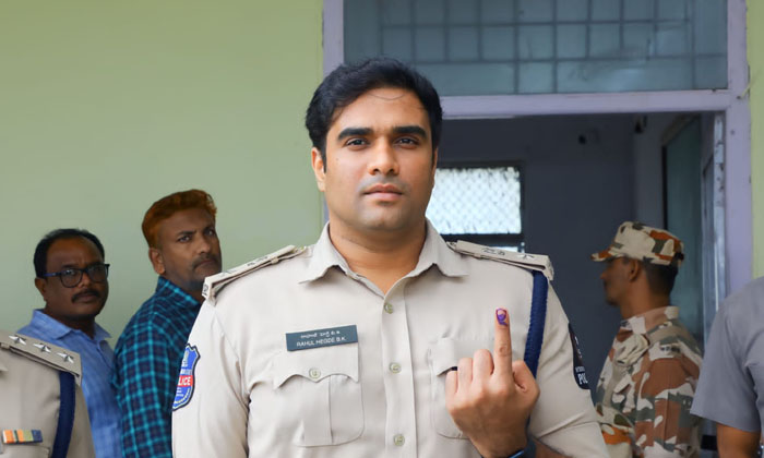  Sp Rahul Hegde Exercised His Right To Vote-TeluguStop.com