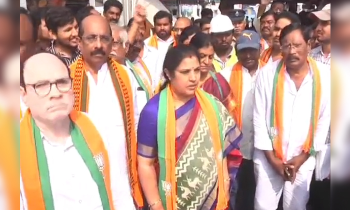  Ap Bjp Chief Purandheswari Visits Developmental Works Of Nellore Railway Station-TeluguStop.com