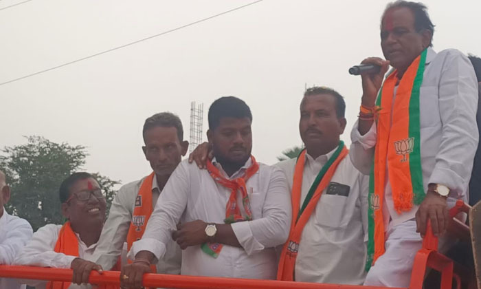  People Walking Along Bjp Candidate Arepalli Mohan...wide Campaign In Ellantakunt-TeluguStop.com