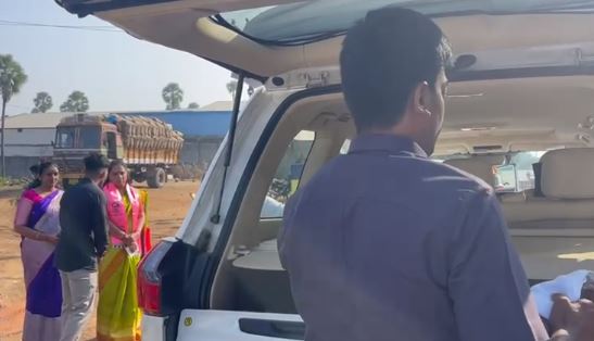  Police Checks In Mlc Kavitha Vehicle-TeluguStop.com