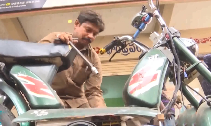  Krishna District Mechaic Venkateswara Rao Made A Moped Runs With Battery Details-TeluguStop.com