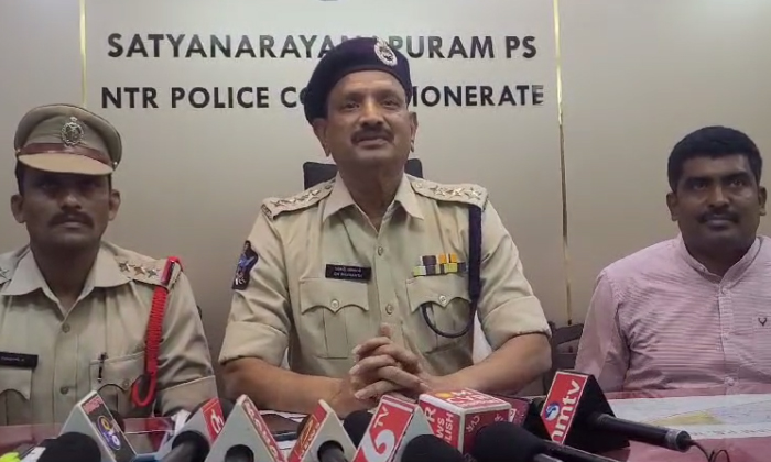  North Acp Ravikanth About Kanakadurga Temple Chairman Karnati Rambabu Attack Cas-TeluguStop.com