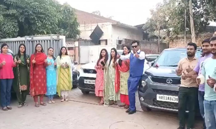  Video: Cars Are Gifted To Employees As A Diwali Gift. If You Know Their Price,-TeluguStop.com