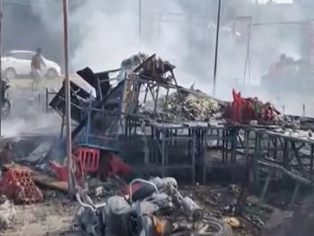  A Fire Broke Out In The Fireworks Market In Mathura, Up-TeluguStop.com