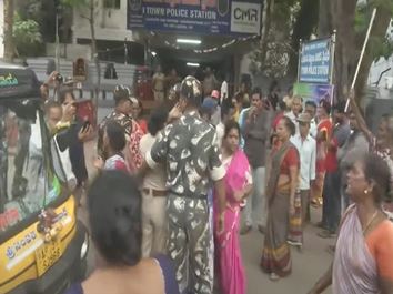  Tension At Visakhapatnam One Town Police Station-TeluguStop.com