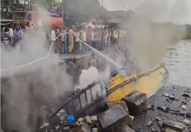Cm Jagan Inquired About The Burning Of Boats In Visakha Fishing Harbour Cm Jagan Inquired About The Burning Of Boats In Visakha Fishing Harbour-TeluguStop.com