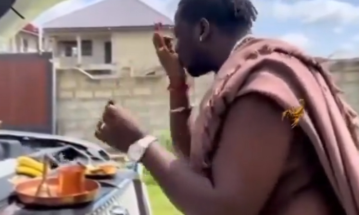  African Priest Recites Sanskrit Shlokas Performing Car Puja Video Viral Details,-TeluguStop.com