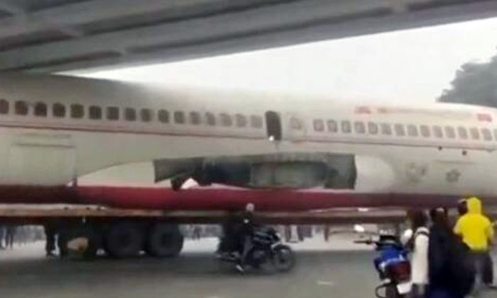  Airplane Stuck Under Flyover Video Viral, Airplane Scrap, Traffic Issue, Bihar,-TeluguStop.com