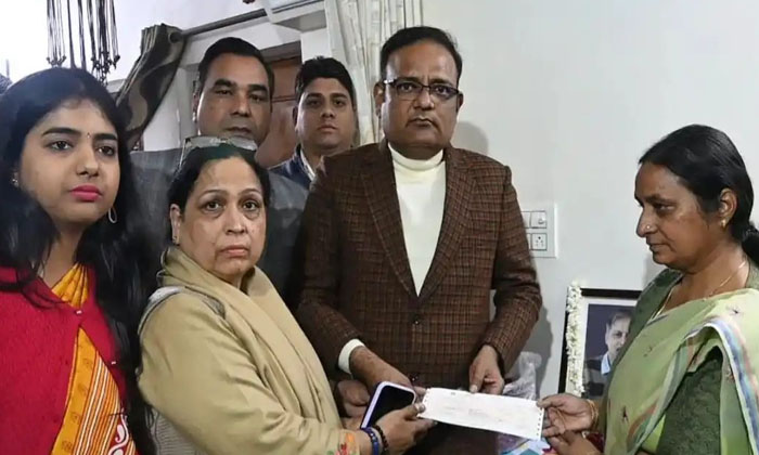 A Compensation Of Rs. 1 Crore To The Family Of A Government Employee Who Died Of A Compensation Of Rs. 1 Crore To The Family Of A Government Employee Who Died Of-TeluguStop.com