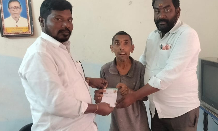  Distribution Of Bus Passes To The Disabled, Balaraju Yadav Is A Former Mptc-TeluguStop.com