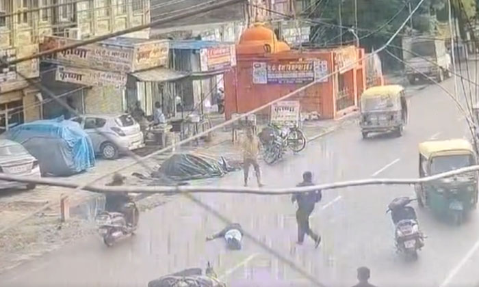  Video: Bike Riding Without Helmet.. Spotted Dead After Falling Under Auto Tire ,-TeluguStop.com