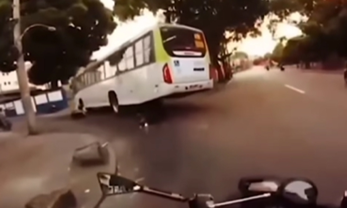  Fatal Accident While Overtaking From Left Side Shocking Video Viral , Viral News-TeluguStop.com