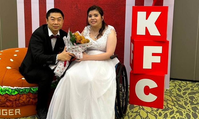  Fried Chicken Bouquet Couple Goes Viral For Wedding In Kfc Style Details, Kfc-th-TeluguStop.com