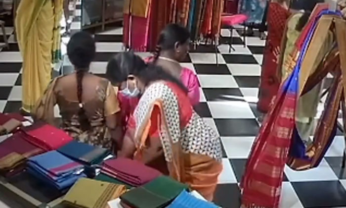  Sarees Stolen From Chennai Store.. See How These Women Were Found, Saree Heist-TeluguStop.com