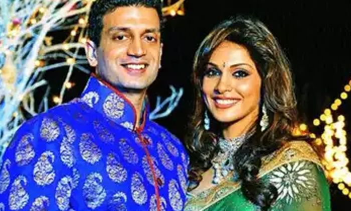  Nagarjuna Heroine Isha Koppikar Who Is Going To Divorce-TeluguStop.com