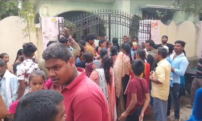  People Queuing At Aadhaar Centers, People Queuing ,aadhaar Centers, Indira Park,-TeluguStop.com