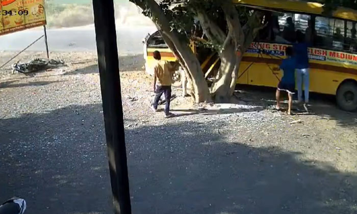  School Bus Hit A Tree Shocking Video Viral , School Bus Accident, Wagholi Area-TeluguStop.com