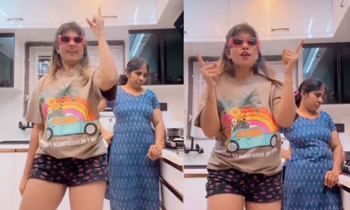  Rithu Chowdhary Dance Infront Of Her Mother Video Viral-TeluguStop.com