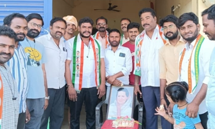  Sonia Gandhi Birthday Celebrations In Nalgonda District, Sonia Gandhi, Sonia Gan-TeluguStop.com