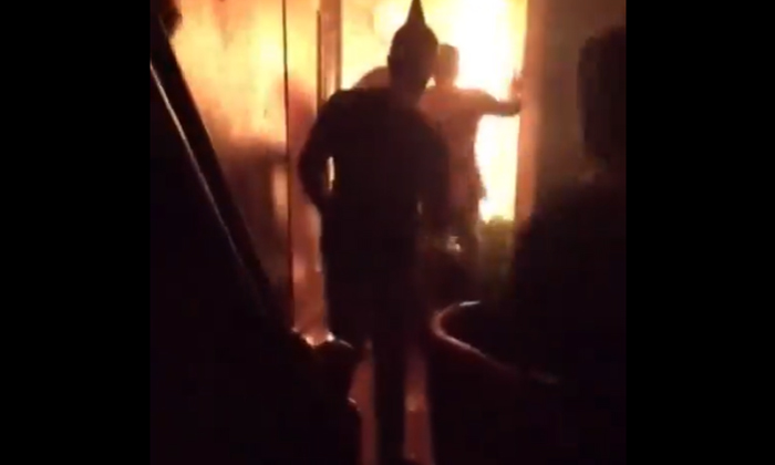 The Christmas Tree Caught Fire While Taking It Out It Got Stuck In The Entrance The Christmas Tree Caught Fire While Taking It Out It Got Stuck In The Entrance-TeluguStop.com