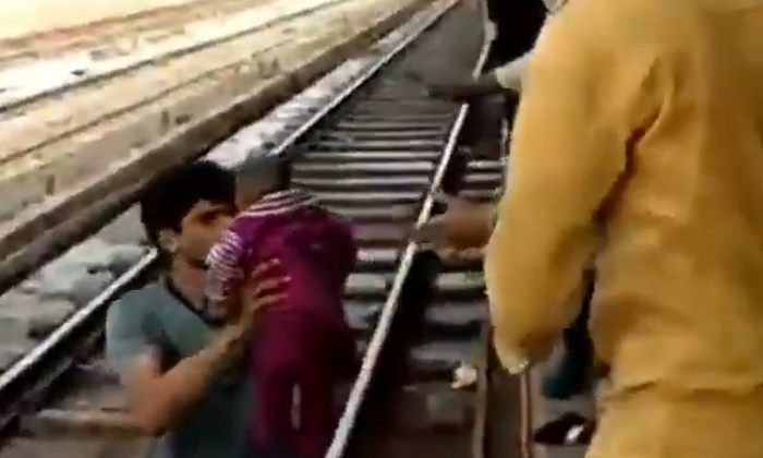  The Child Who Fell On The Tracks And The Train Rushed By  In The End ,  Viral Vi-TeluguStop.com