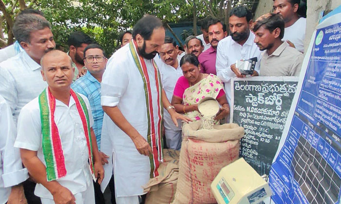  Minister Uttam Inspected The Joint Nalgonda District-5 Ration Shops, Uttam Kuma-TeluguStop.com