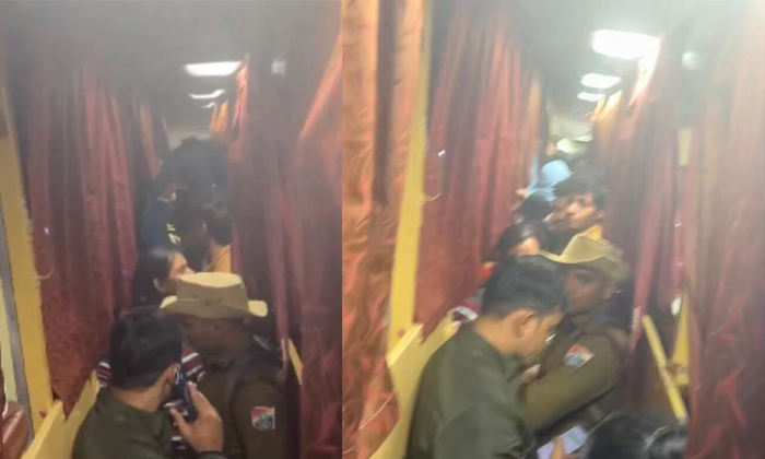  Viral Video Ticketless Passengers Encroaching Seats In Reserved Compartment Deta-TeluguStop.com
